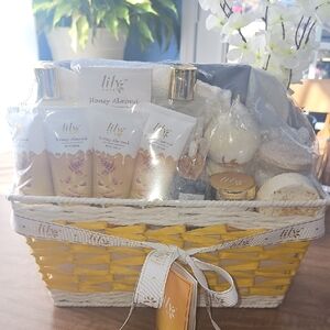 Lily Roy Yellow and White Bath Soak & Bubbles Gift Set